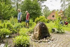 Radreisende erkunden den Bibelgarten der Christus-Kirche 