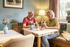 Paar sitzt zum Kaffee im Hotel Paulsen