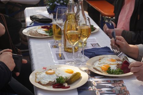 gedeckter Tisch mit Weingläsern und Labskaus auf 3 Tellern