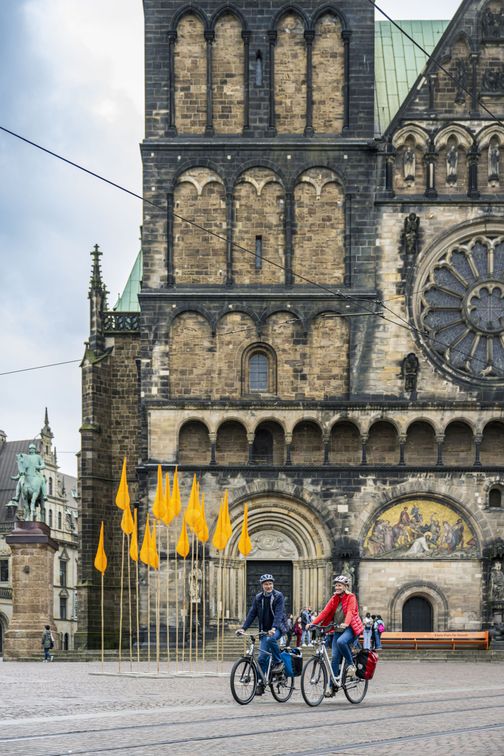 Radfahrende vor dem  St. Petri Dom in Bremen