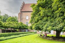 Radreisende pausieren auf der Klosteranlage des Klosters Cismar