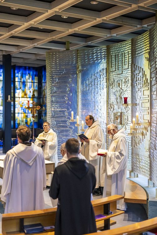 Aufnahme von Gottesdienst abhaltenden Mönchen