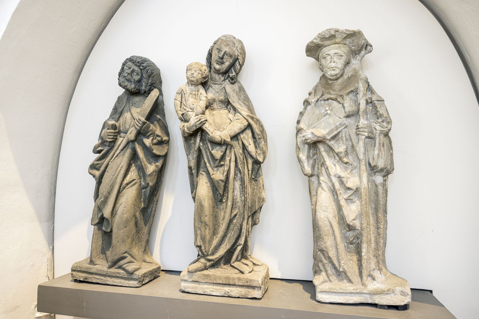 Aufnahme dreier Figuren im Innenraum der St. Marien- und Bartholomäi Kirche