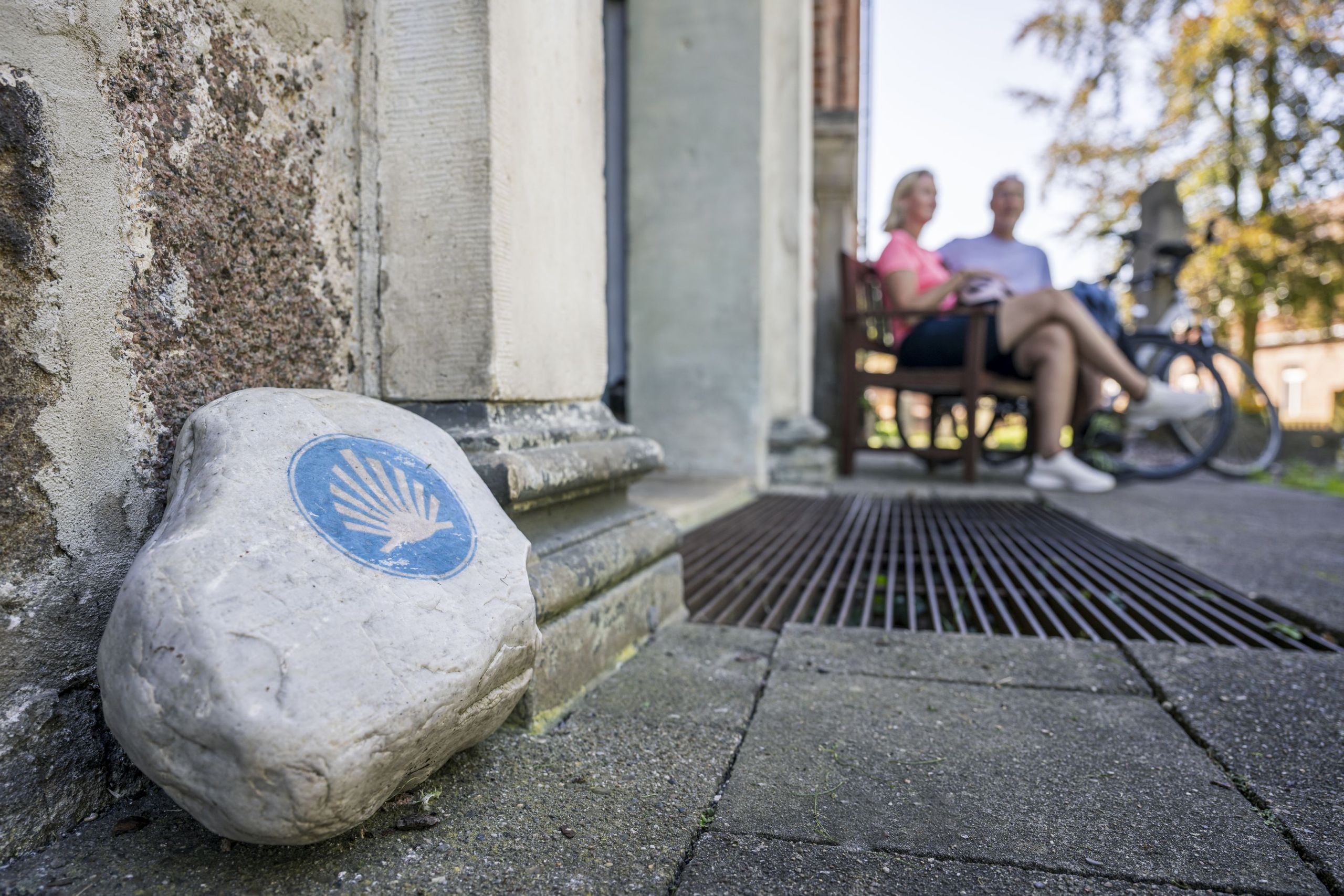 Paar sitzt vor der St.-Petri-Kirche in Wilstedt