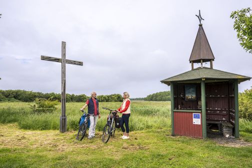 Radreisende pausieren an der Peter und Paul Kapelle 