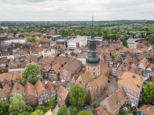 Luftaufnahme der Kirche St. Cosmae et Damiani und Altstadt
