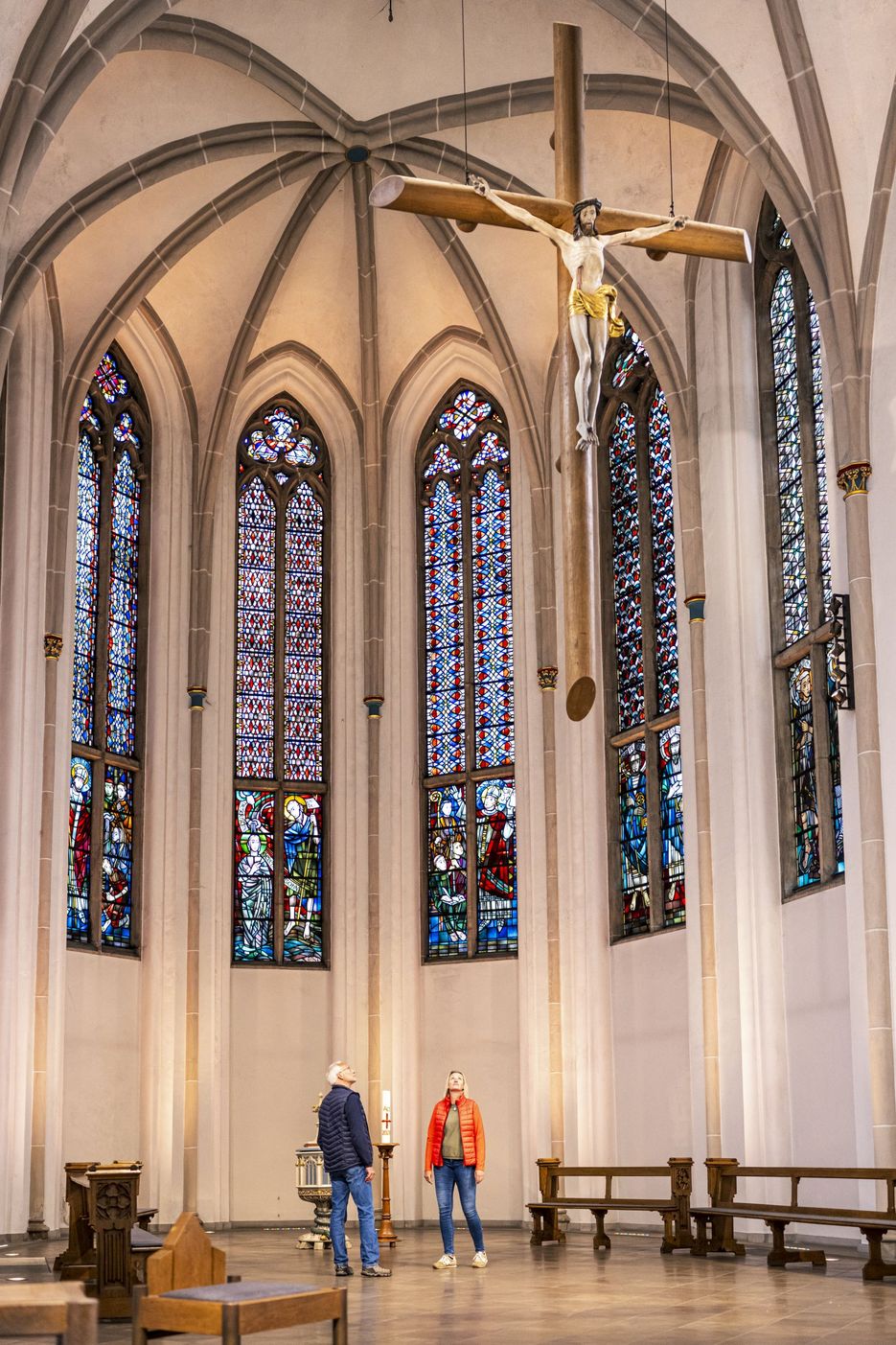 Paar im Innenraum der St.Johann-Kirche