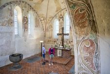 Paar betrachtet den Altar der St.-Antonius-Kirche