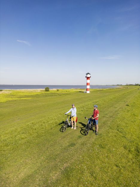Luftaufnahme von Radreisenden auf dem Deich