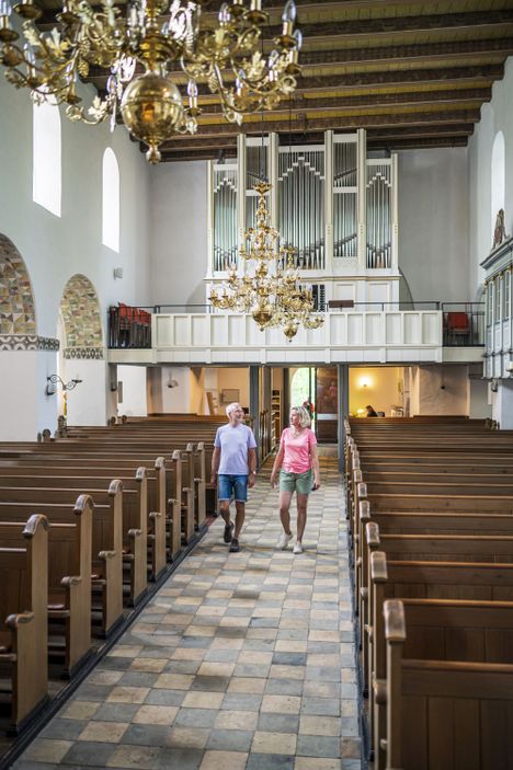 Paar durchquert den Innenraum der St.-Antonius-Kirche in Neukirchen