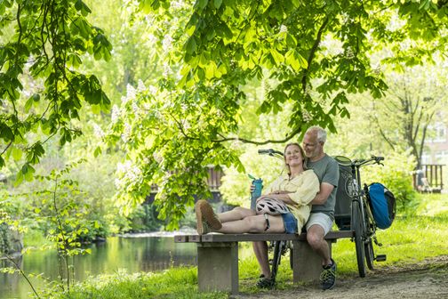 Radreisende pausieren an der Osterau
