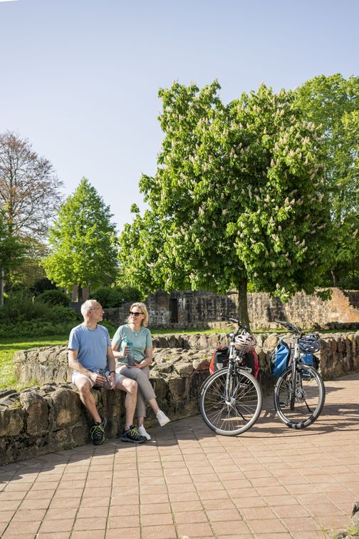 Radreisende machen eine Pause im Klosterpark 