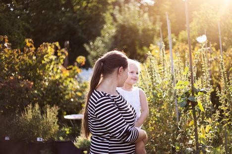 Aufnahme von Mutter und Kind in der Schlossgärtnerei Plön