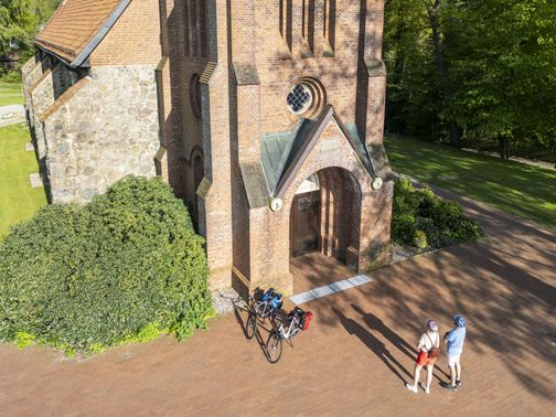 Luftaufnahme von einem Paar stehend vor der St.-Viti-Kirche