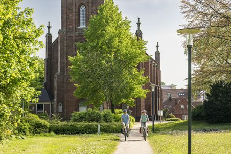 Radfahrende im Klosterpark Harsefeld