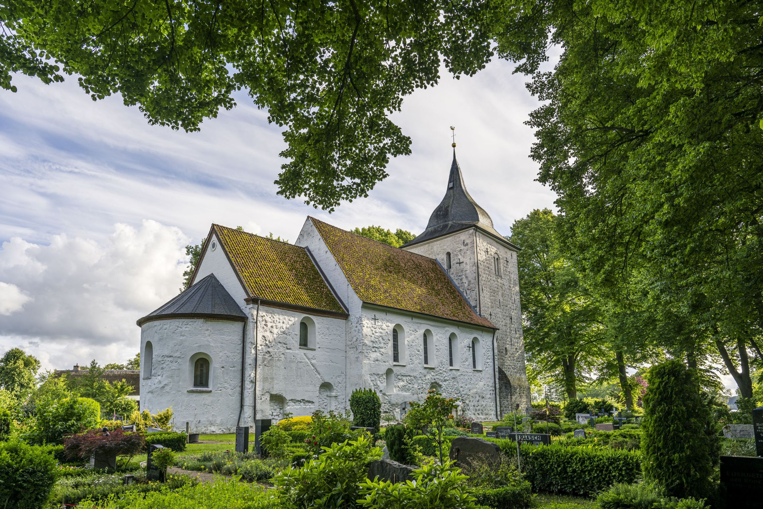 Aufnahme der St.-Petri-Kirche zu Bosau mit Friedhof