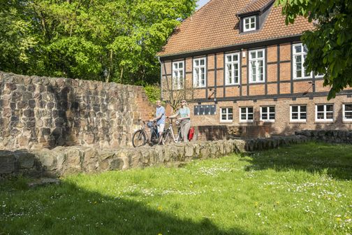 Radreisende schieben ihr Rad im Klosterpark