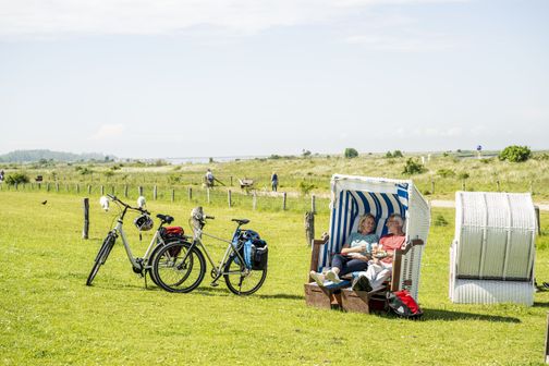 Radreisende liegen in einem Strandkorb beim Grüner Brink