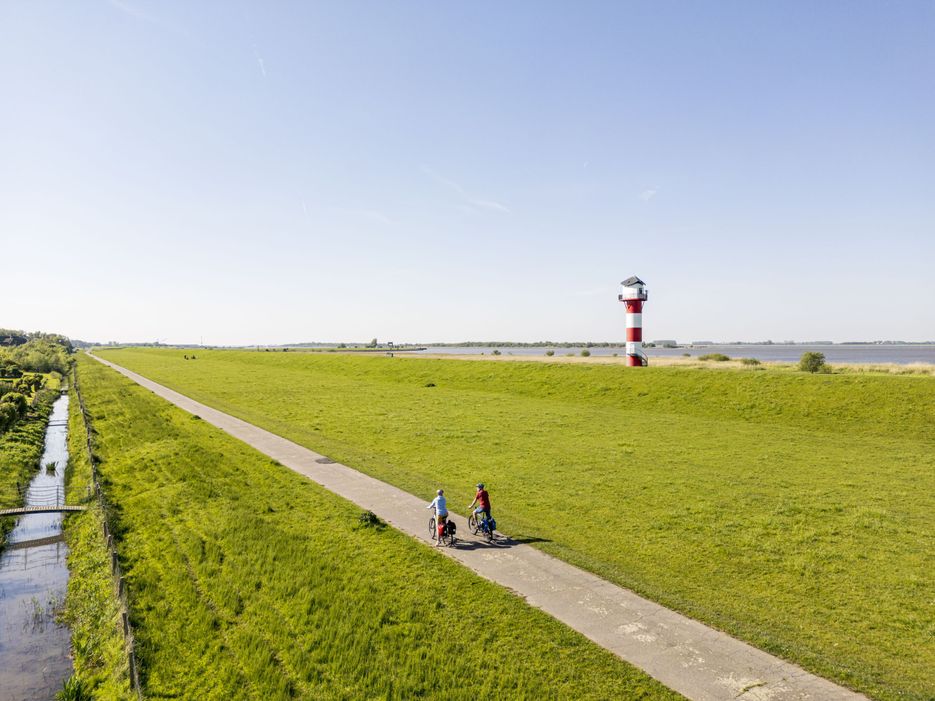 Luftaufnahme von zwei Radfahrenden auf dem Mönchsweg in Glückstadt