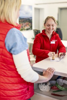Radreisende lässt ihren Radpilgerpass abstempeln